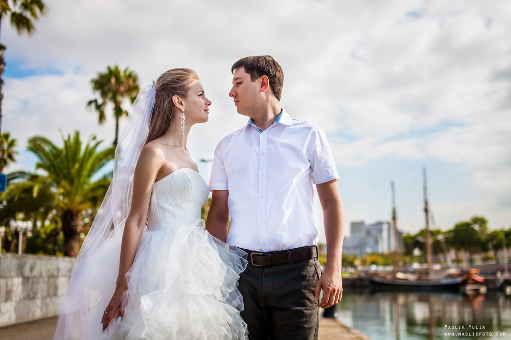 Sesión de fotos de boda en el puerto de Barcelona. Fotógrafo en Barcelona Maslik Yulia