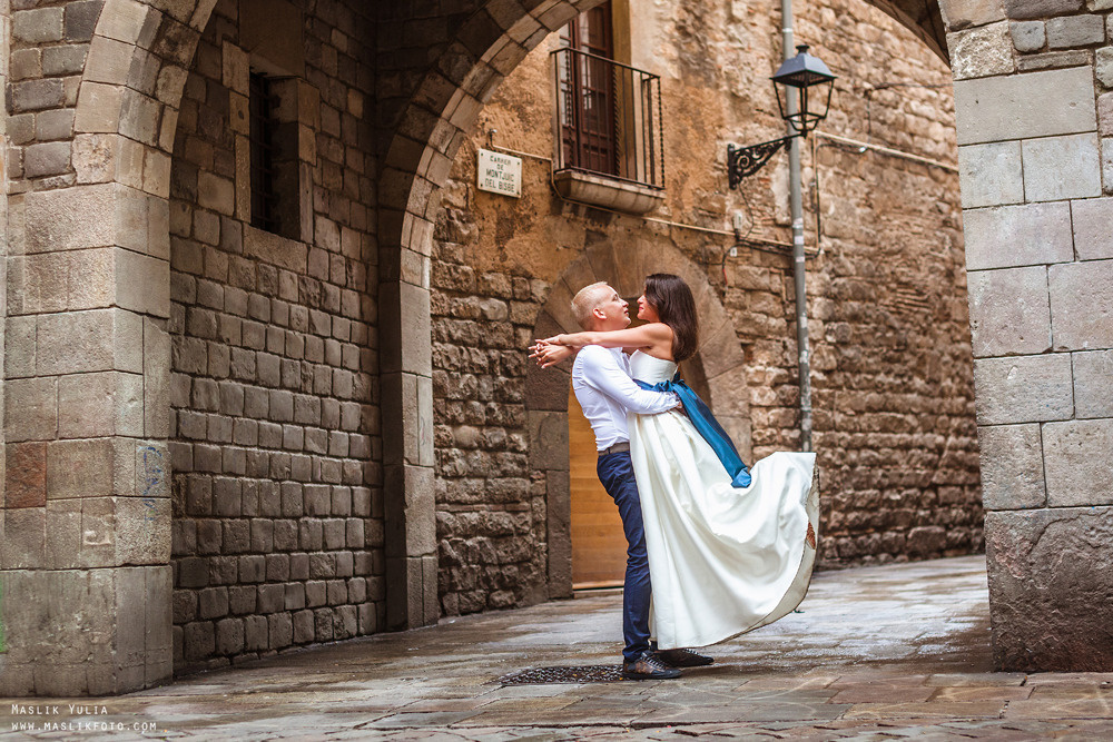 Elegante paseo fotográfico de boda. Fotógrafo en Barcelona Maslik Yulia