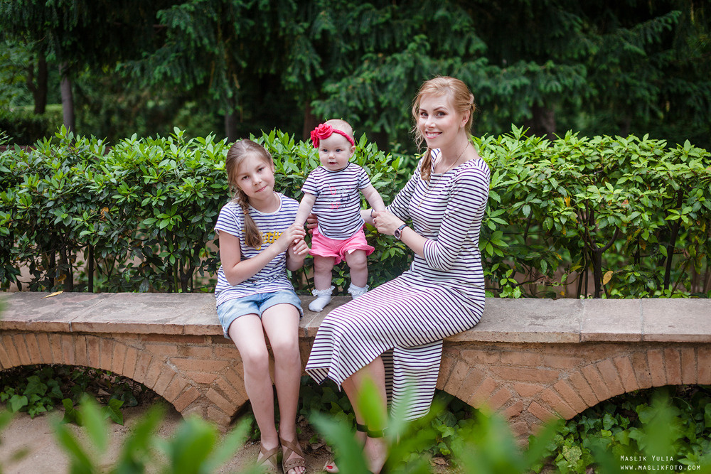 Rodzinna sesja zdjęciowa w Barcelonie w parku labiryntu. Fotograf w Barcelonie Hiszpanii Maslik Yulia