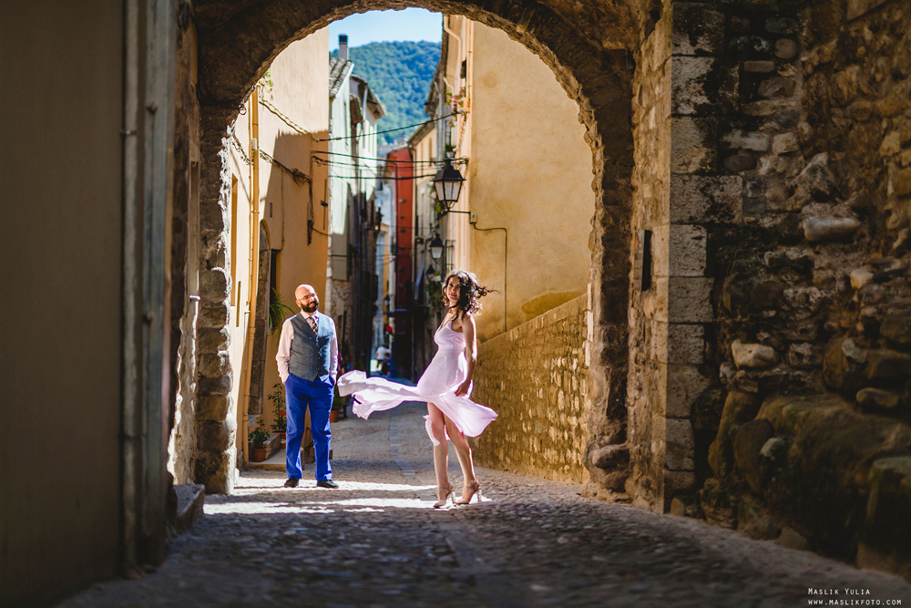 Photosession in the fabulous Besalu. Photographer in Barcelona Spain Maslik Yulia