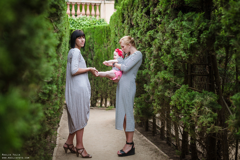 Rodzinna sesja zdjęciowa w Barcelonie w parku labiryntu. Fotograf w Barcelonie Hiszpanii Maslik Yulia