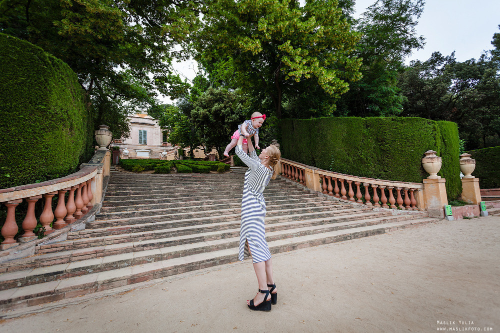 Rodzinna sesja zdjęciowa w Barcelonie w parku labiryntu. Fotograf w Barcelonie Hiszpanii Maslik Yulia