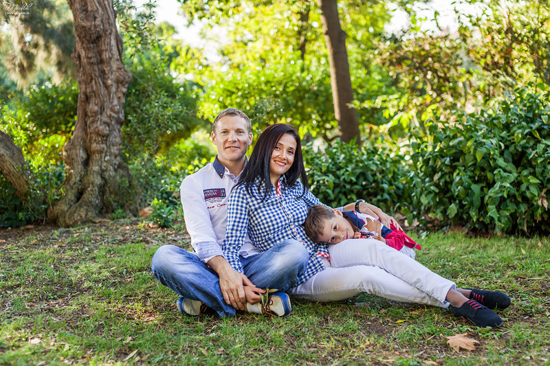 Happy family photo shoot in Barcelona. Photographer in Barcelona Spain Maslik Yulia