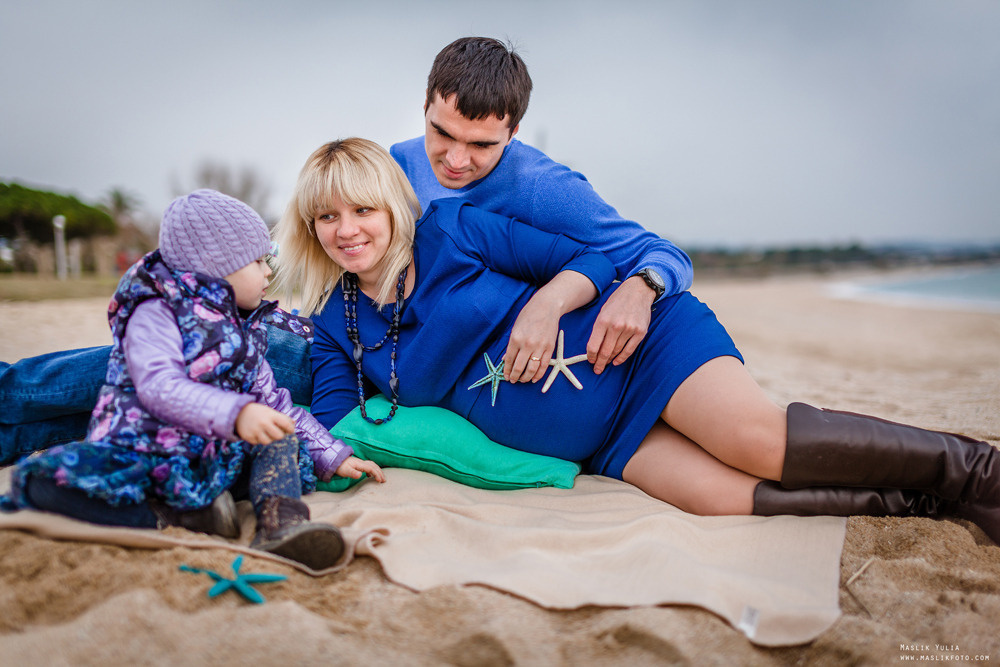 Beach pregnancy photo shoot in Barcelona. Photographer in Barcelona Spain Maslik Yulia
