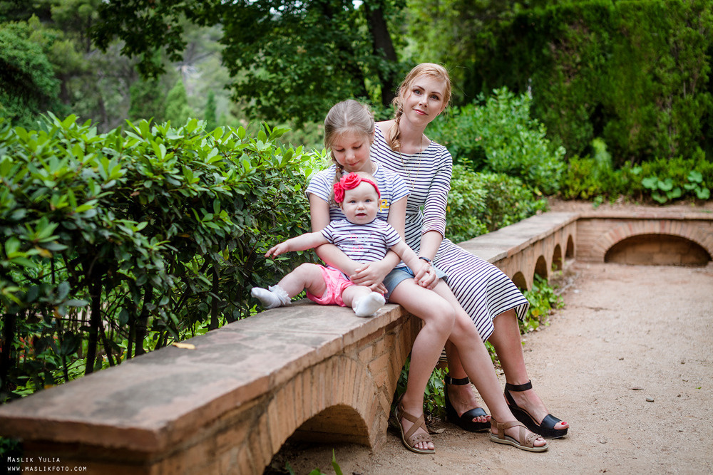 Rodzinna sesja zdjęciowa w Barcelonie w parku labiryntu. Fotograf w Barcelonie Hiszpanii Maslik Yulia
