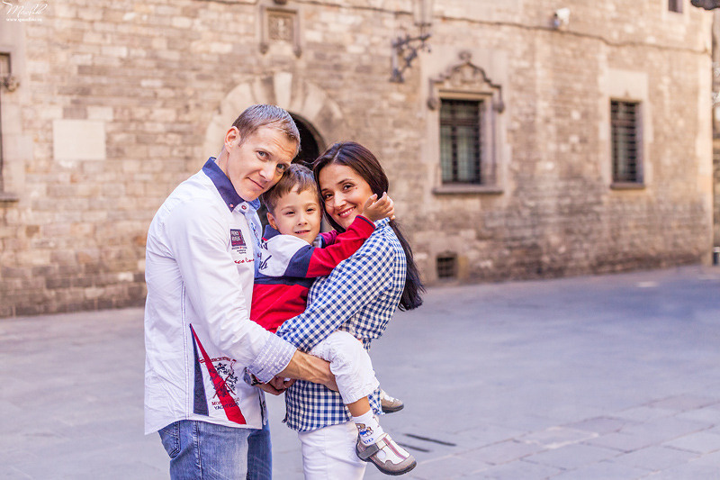 Happy family photo shoot in Barcelona. Photographer in Barcelona Spain Maslik Yulia