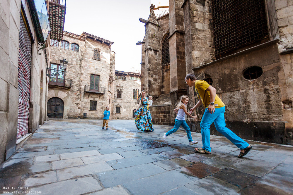 Sesión de fotos familiares en un viaje a Barcelona. Fotógrafo en Barcelona Maslik Yulia