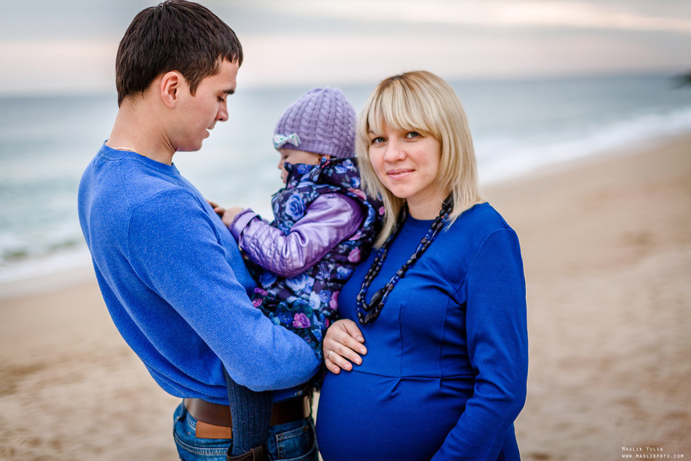 Beach pregnancy photo shoot in Barcelona. Photographer in Barcelona Spain Maslik Yulia