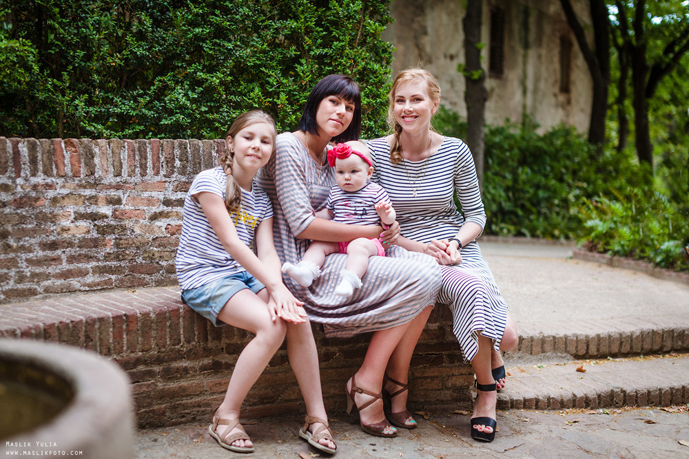Rodzinna sesja zdjęciowa w Barcelonie w parku labiryntu. Fotograf w Barcelonie Hiszpanii Maslik Yulia