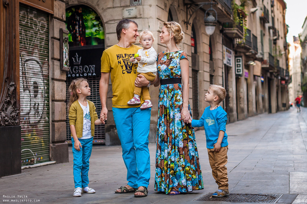 Sesión de fotos familiares en un viaje a Barcelona. Fotógrafo en Barcelona Maslik Yulia