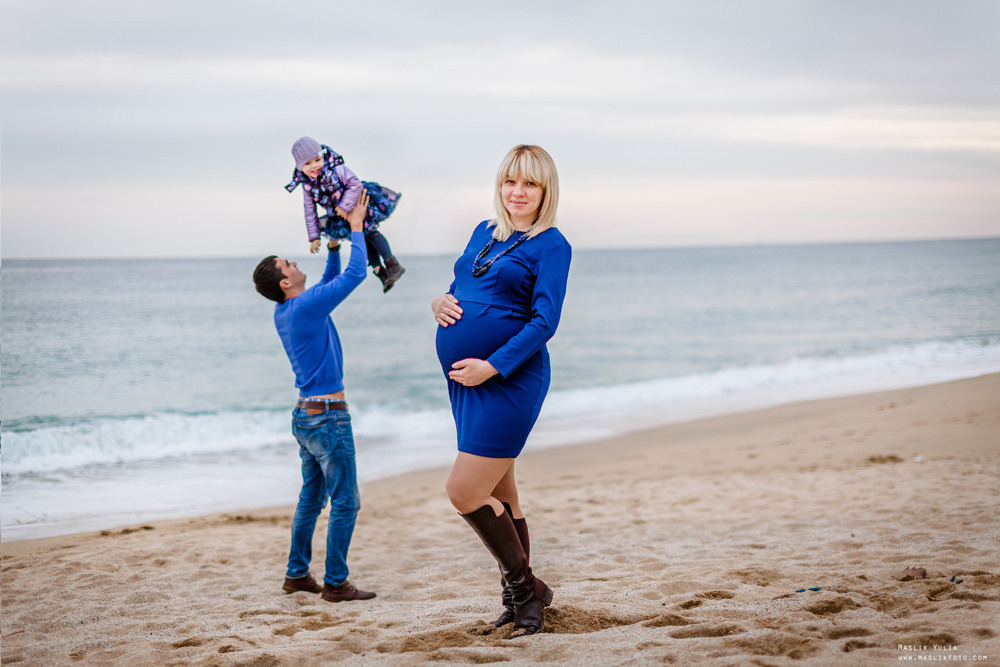 Beach pregnancy photo shoot in Barcelona. Photographer in Barcelona Spain Maslik Yulia