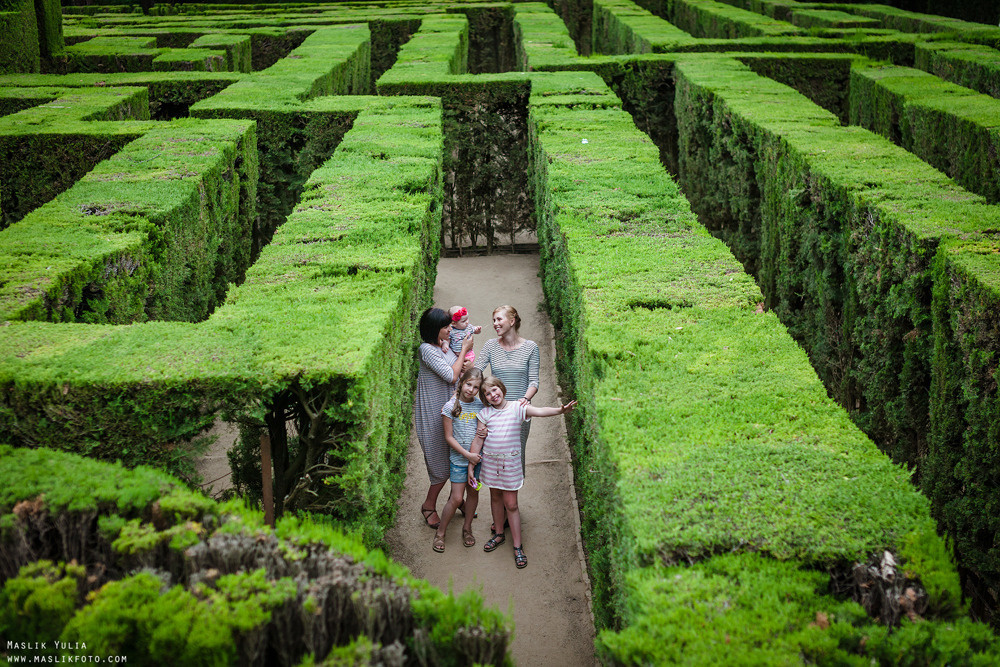 Rodzinna sesja zdjęciowa w Barcelonie w parku labiryntu. Fotograf w Barcelonie Hiszpanii Maslik Yulia
