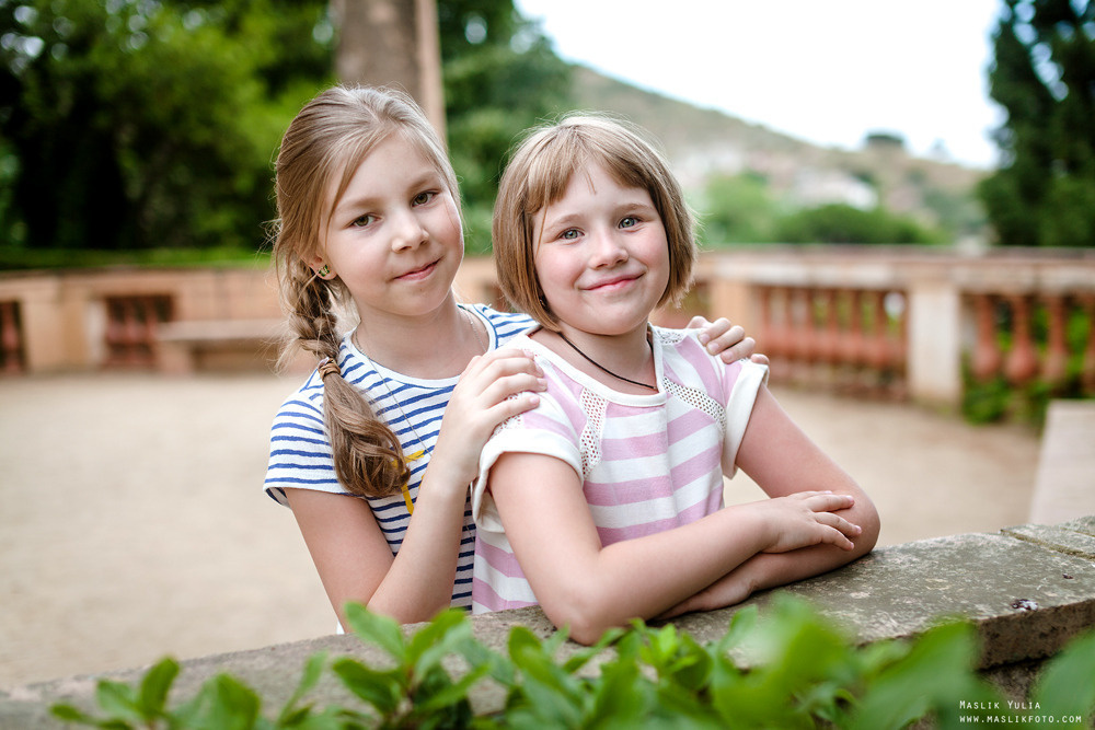 Rodzinna sesja zdjęciowa w Barcelonie w parku labiryntu. Fotograf w Barcelonie Hiszpanii Maslik Yulia