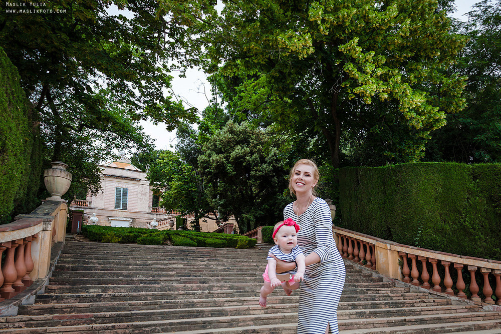Rodzinna sesja zdjęciowa w Barcelonie w parku labiryntu. Fotograf w Barcelonie Hiszpanii Maslik Yulia