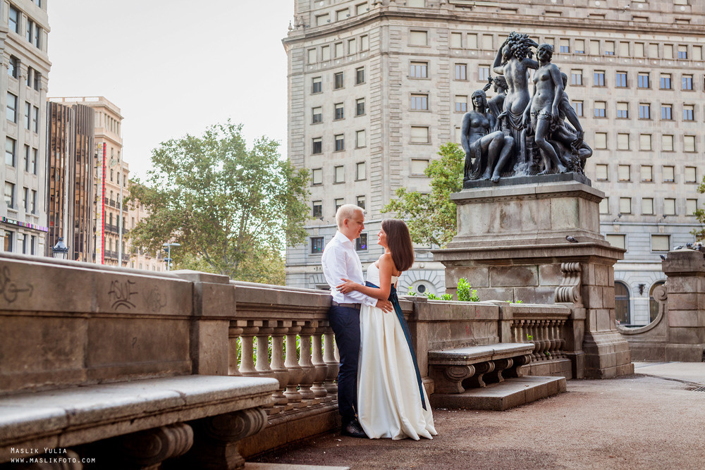 Elegante paseo fotográfico de boda. Fotógrafo en Barcelona Maslik Yulia
