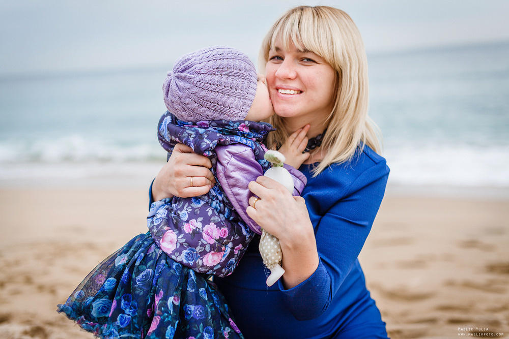 Beach pregnancy photo shoot in Barcelona. Photographer in Barcelona Spain Maslik Yulia