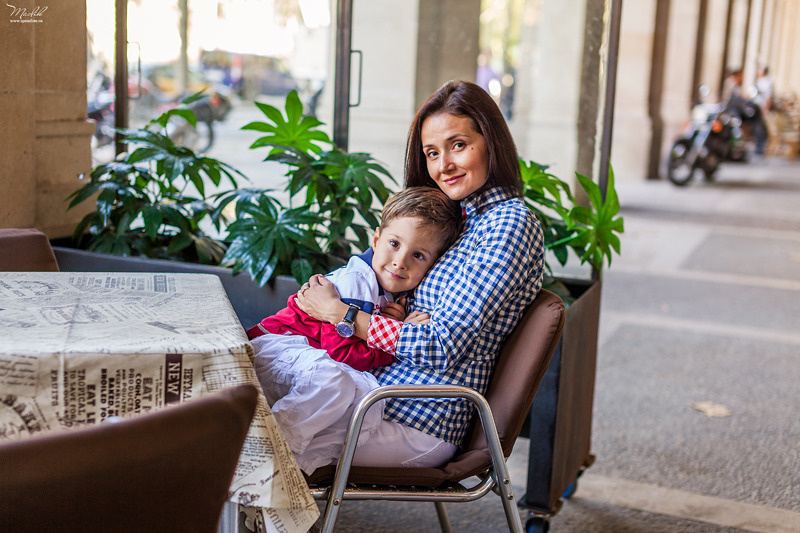 Happy family photo shoot in Barcelona. Photographer in Barcelona Spain Maslik Yulia
