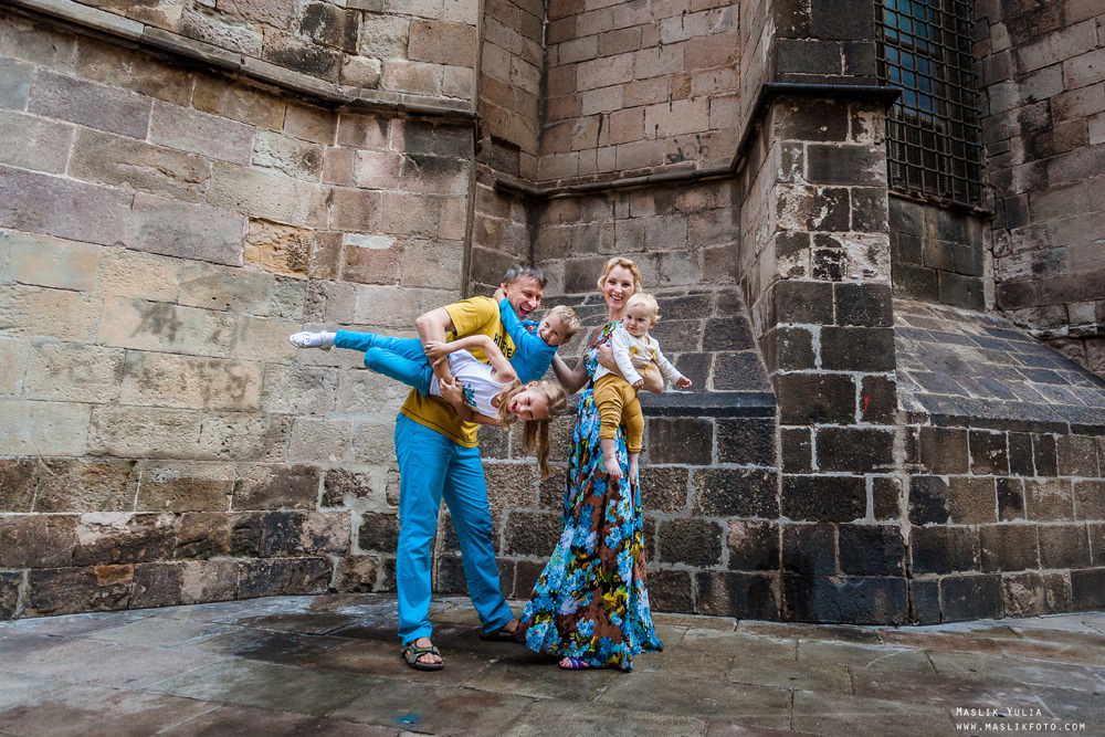 Sesión de fotos familiares en un viaje a Barcelona. Fotógrafo en Barcelona Maslik Yulia