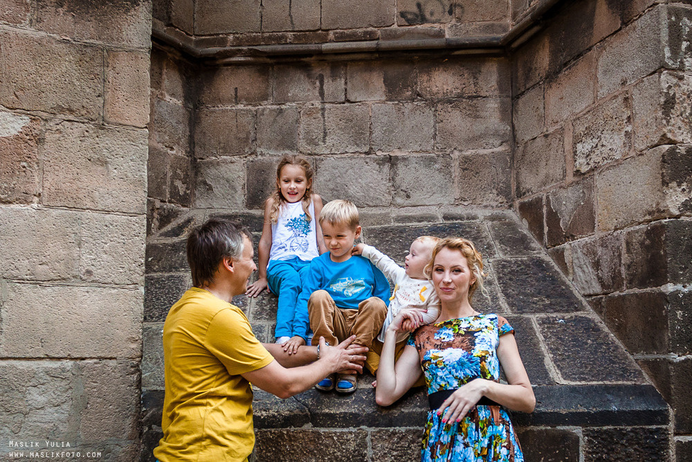 Sesión de fotos familiares en un viaje a Barcelona. Fotógrafo en Barcelona Maslik Yulia