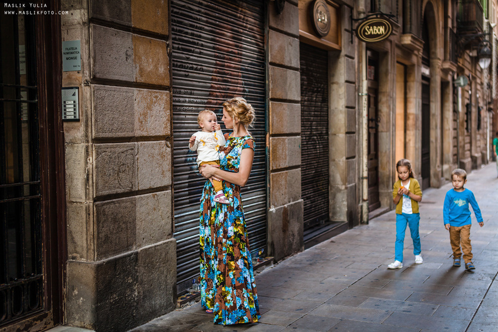 Sesión de fotos familiares en un viaje a Barcelona. Fotógrafo en Barcelona Maslik Yulia