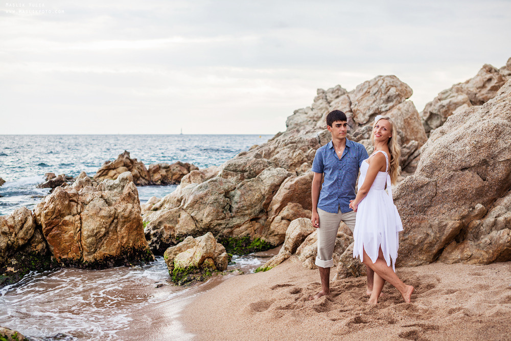 Sesión de fotos de playa en la Costa Brava. Fotógrafo en Barcelona Maslik Yulia