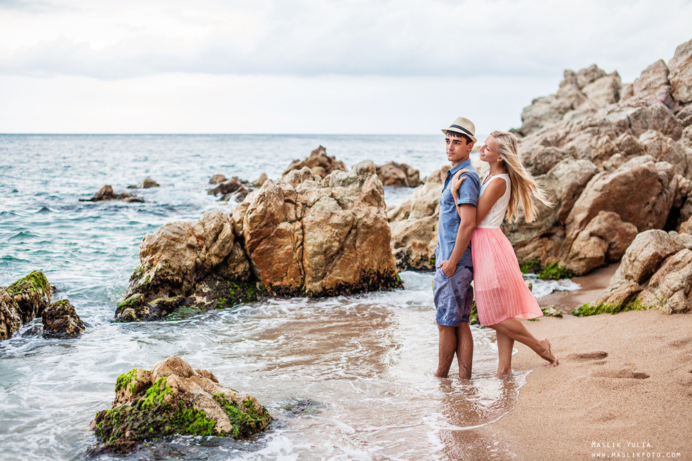 Sesión de fotos de playa en la Costa Brava. Fotógrafo en Barcelona Maslik Yulia