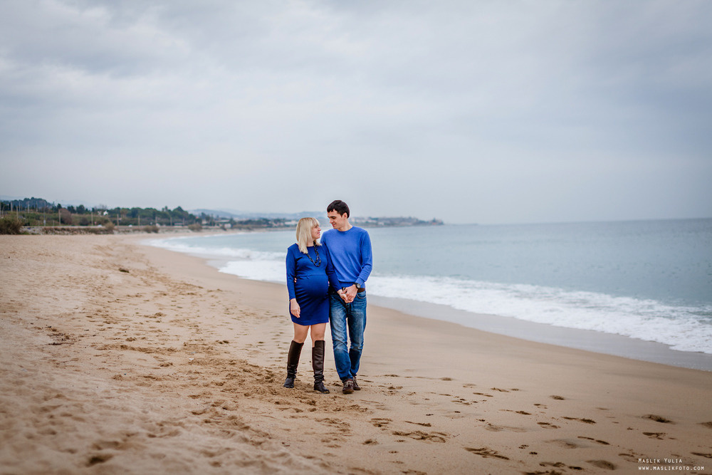 Beach pregnancy photo shoot in Barcelona. Photographer in Barcelona Spain Maslik Yulia