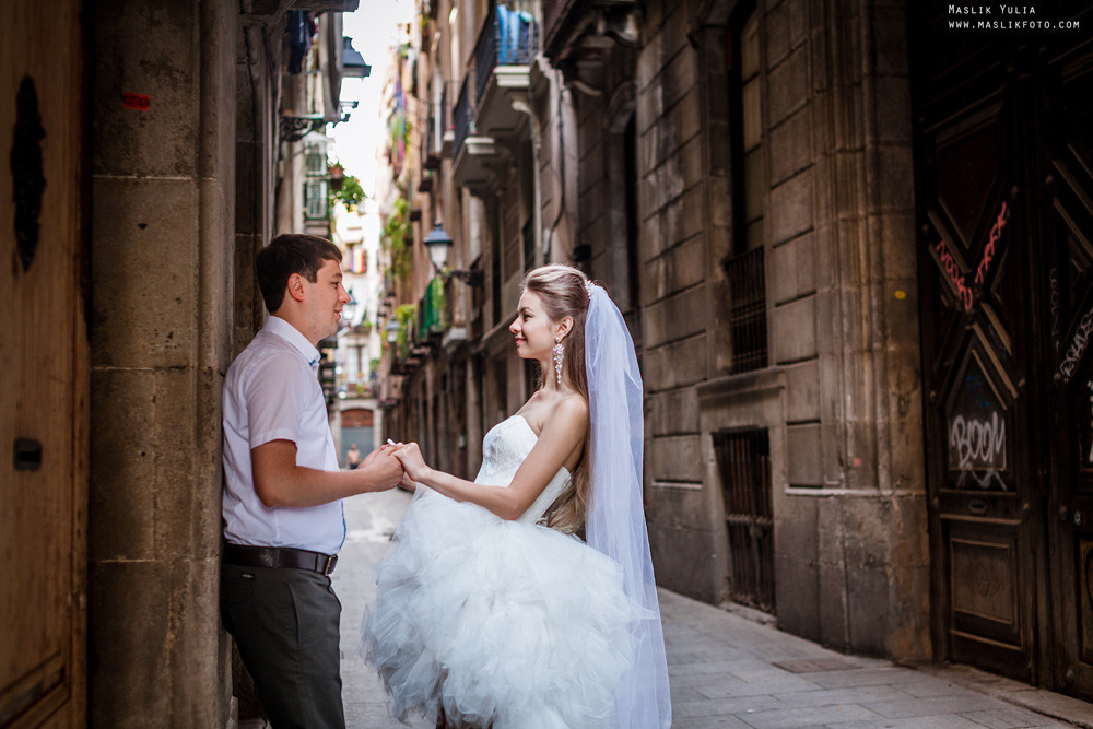 Sesión de fotos de boda en el puerto de Barcelona. Fotógrafo en Barcelona Maslik Yulia