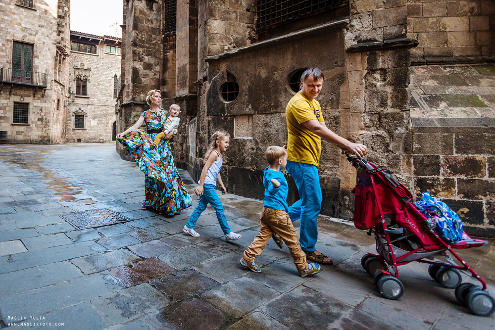 Sesión de fotos familiares en un viaje a Barcelona. Fotógrafo en Barcelona Maslik Yulia