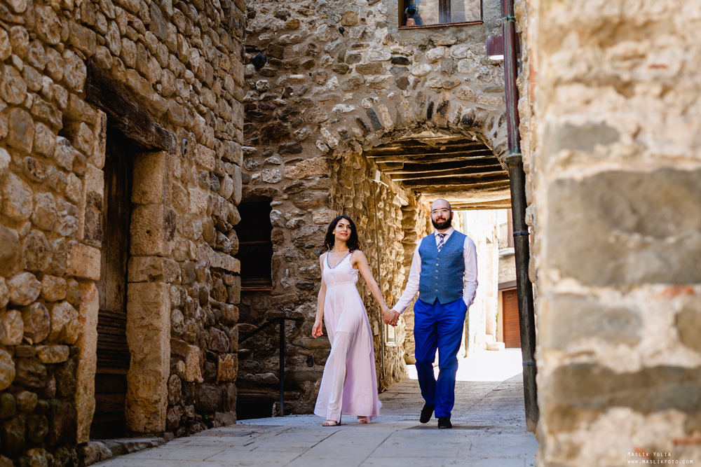 Photosession in the fabulous Besalu. Photographer in Barcelona Spain Maslik Yulia