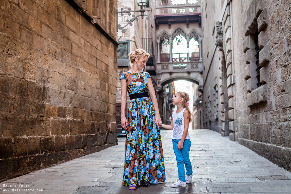 Sesión de fotos familiares en un viaje a Barcelona. Fotógrafo en Barcelona Maslik Yulia