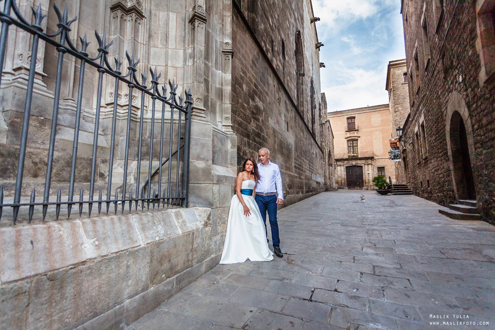 Elegante paseo fotográfico de boda. Fotógrafo en Barcelona Maslik Yulia