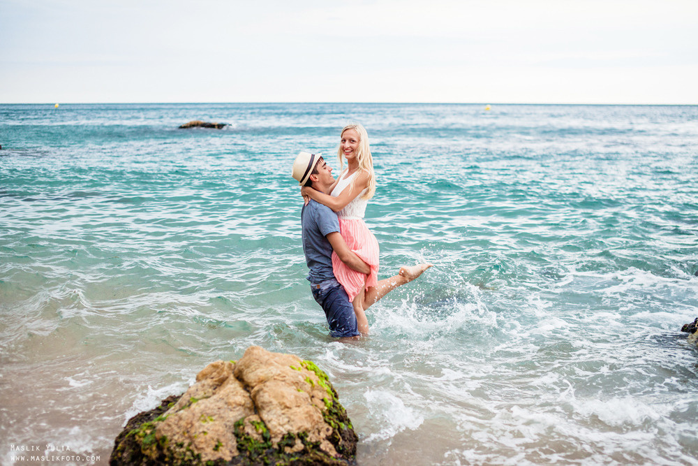 Sesión de fotos de playa en la Costa Brava. Fotógrafo en Barcelona Maslik Yulia