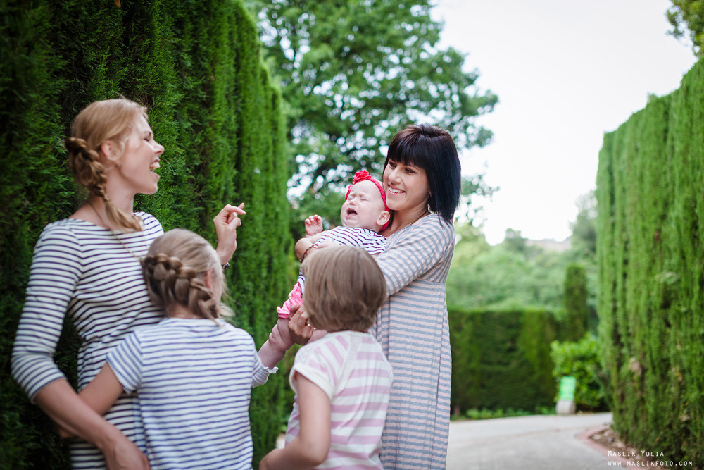 Rodzinna sesja zdjęciowa w Barcelonie w parku labiryntu. Fotograf w Barcelonie Hiszpanii Maslik Yulia