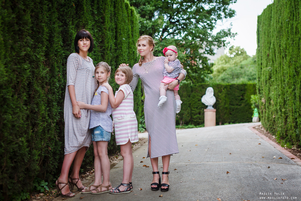 Rodzinna sesja zdjęciowa w Barcelonie w parku labiryntu. Fotograf w Barcelonie Hiszpanii Maslik Yulia