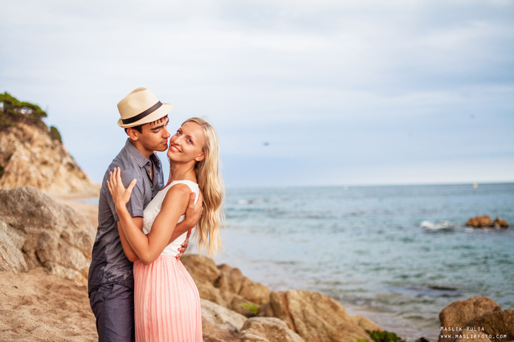 Sesión de fotos de playa en la Costa Brava. Fotógrafo en Barcelona Maslik Yulia