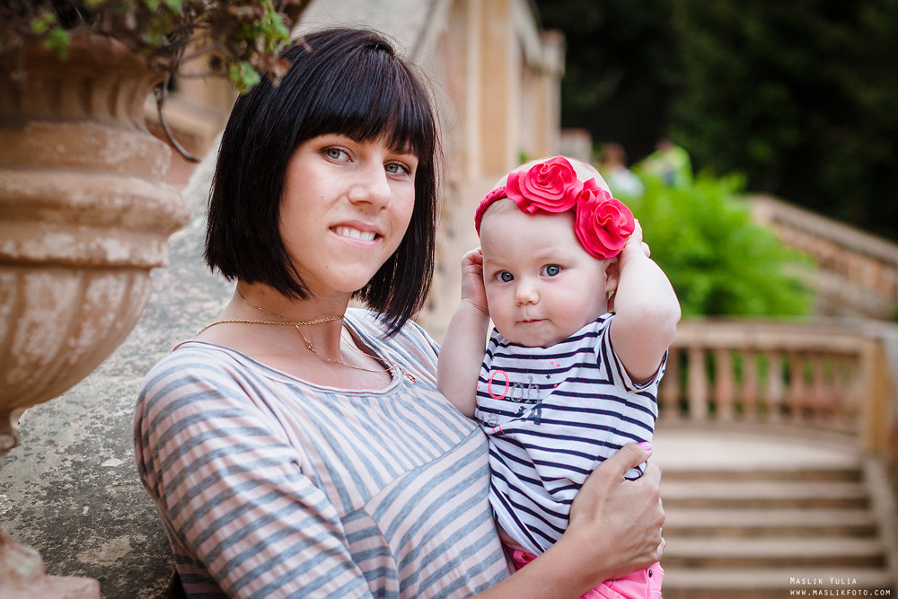 Rodzinna sesja zdjęciowa w Barcelonie w parku labiryntu. Fotograf w Barcelonie Hiszpanii Maslik Yulia