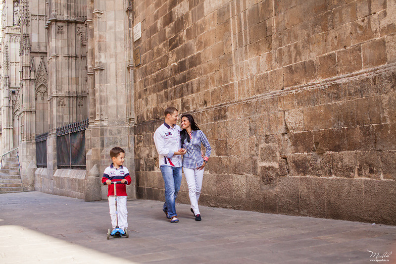 Happy family photo shoot in Barcelona. Photographer in Barcelona Spain Maslik Yulia