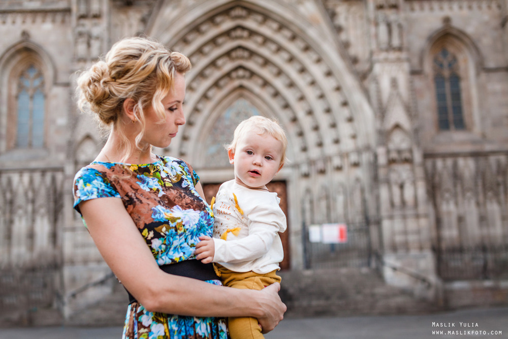 Sesión de fotos familiares en un viaje a Barcelona. Fotógrafo en Barcelona Maslik Yulia