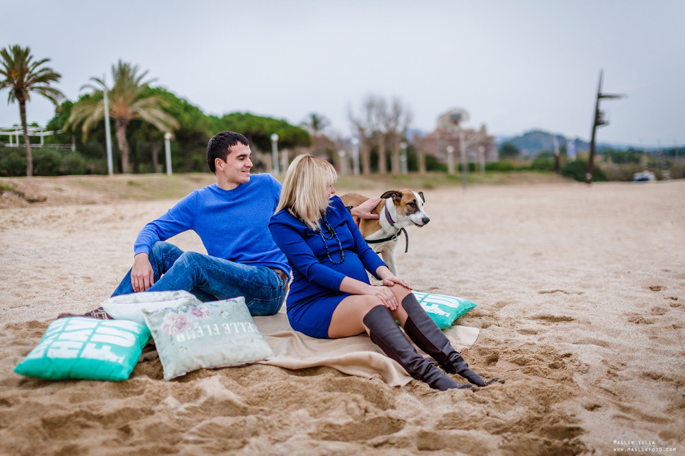 Beach pregnancy photo shoot in Barcelona. Photographer in Barcelona Spain Maslik Yulia