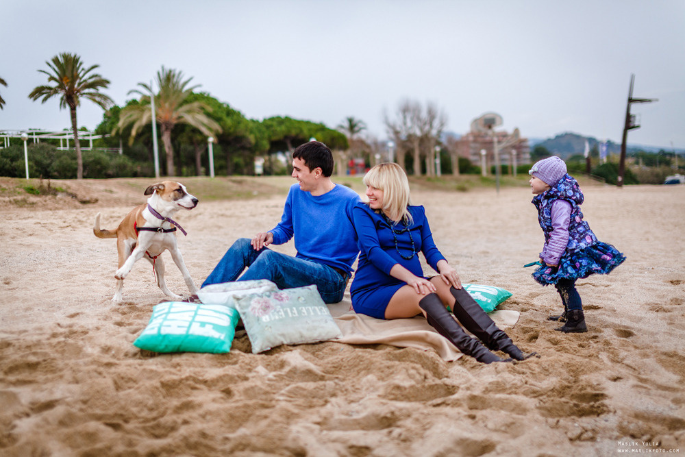Beach pregnancy photo shoot in Barcelona. Photographer in Barcelona Spain Maslik Yulia
