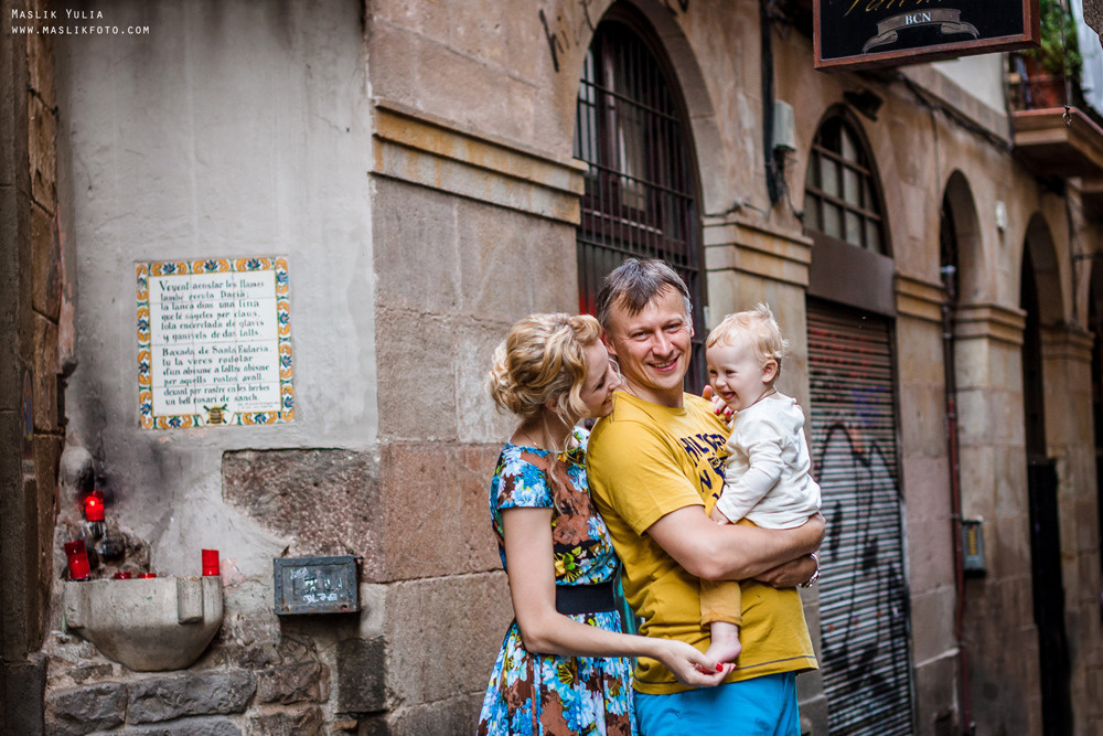 Sesión de fotos familiares en un viaje a Barcelona. Fotógrafo en Barcelona Maslik Yulia
