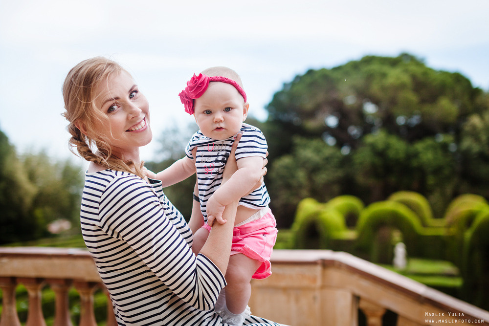 Rodzinna sesja zdjęciowa w Barcelonie w parku labiryntu. Fotograf w Barcelonie Hiszpanii Maslik Yulia