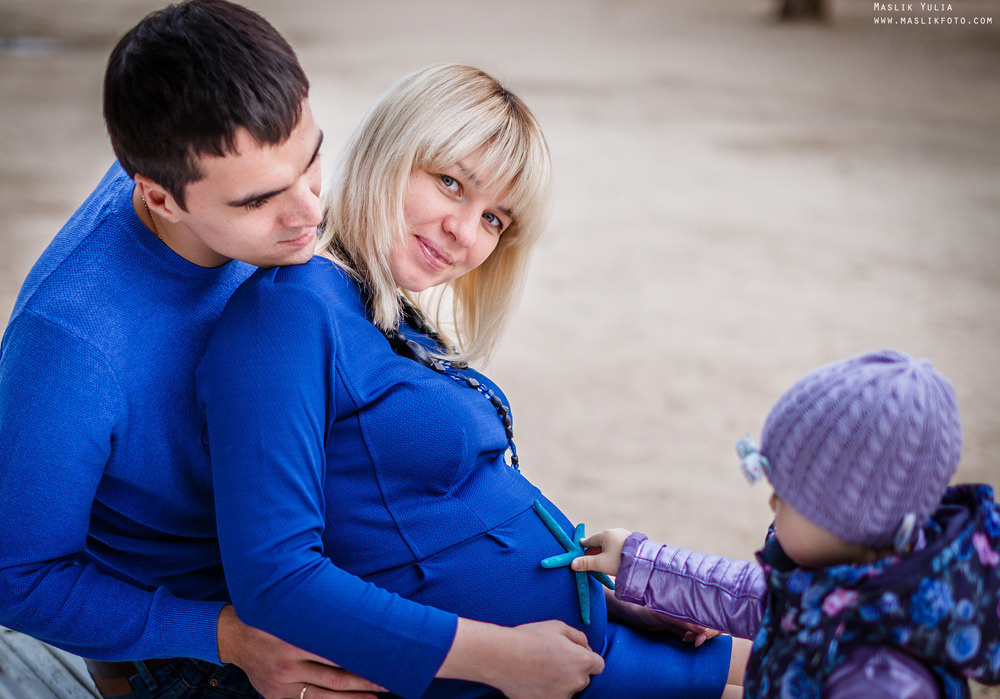 Beach pregnancy photo shoot in Barcelona. Photographer in Barcelona Spain Maslik Yulia