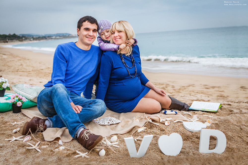 Beach pregnancy photo shoot in Barcelona. Photographer in Barcelona Spain Maslik Yulia
