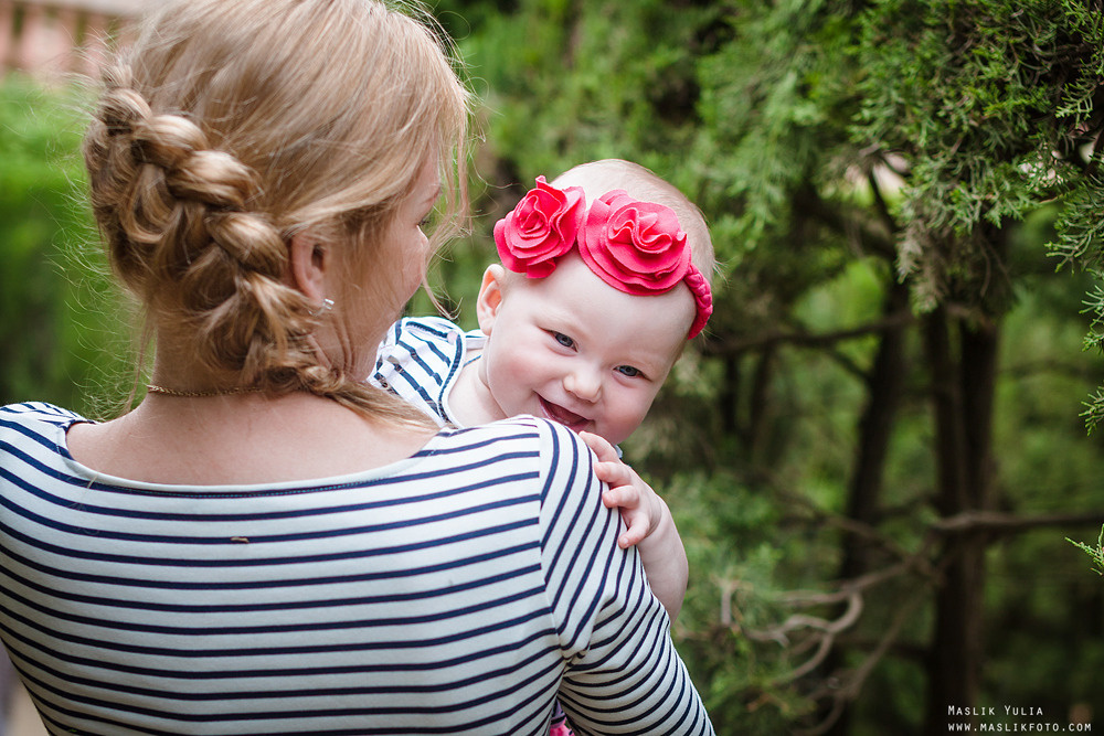 Rodzinna sesja zdjęciowa w Barcelonie w parku labiryntu. Fotograf w Barcelonie Hiszpanii Maslik Yulia