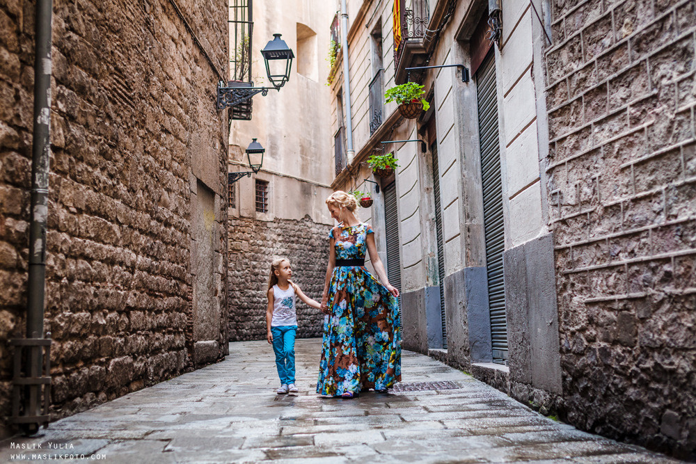 Sesión de fotos familiares en un viaje a Barcelona. Fotógrafo en Barcelona Maslik Yulia