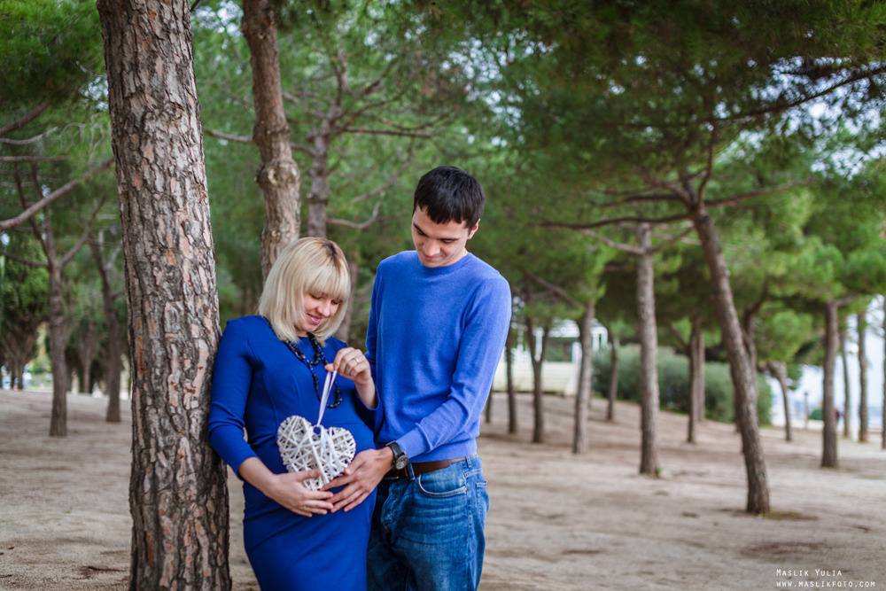 Beach pregnancy photo shoot in Barcelona. Photographer in Barcelona Spain Maslik Yulia