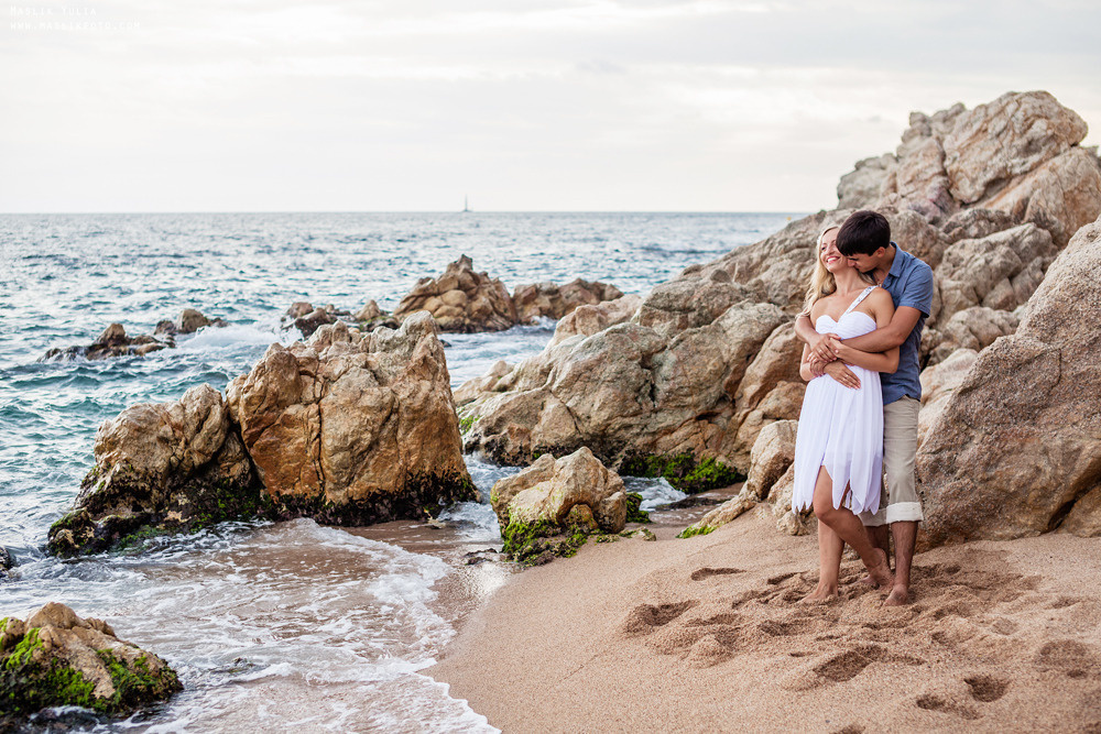 Sesión de fotos de playa en la Costa Brava. Fotógrafo en Barcelona Maslik Yulia