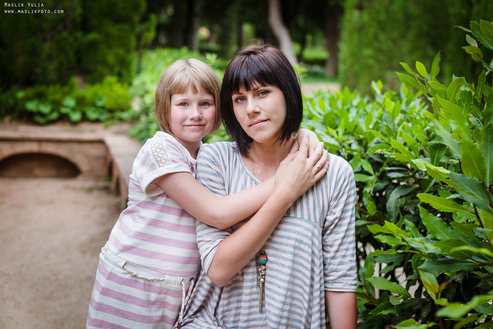 Rodzinna sesja zdjęciowa w Barcelonie w parku labiryntu. Fotograf w Barcelonie Hiszpanii Maslik Yulia